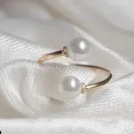 قیمت انگشتر طلای زنانه بنگل طرح دو سر مروارید