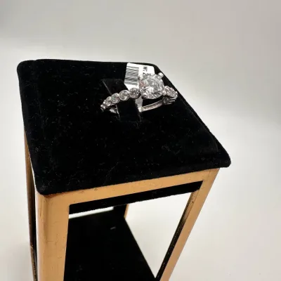 انگشتر طلا تخمه درشت و سنگ ریز طرح جواهر زنانه