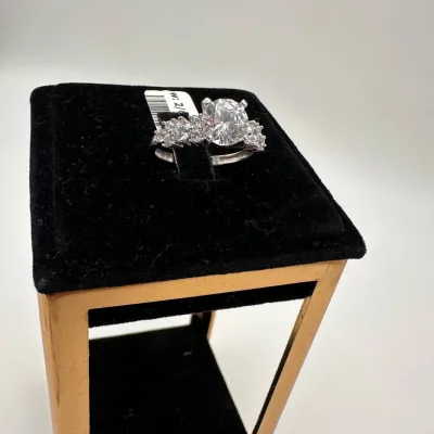 انگشتر طلا تخمه درشت و سنگ طرح جواهر زنانه