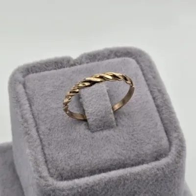 انگشتر طلا طرح فرد زنانه