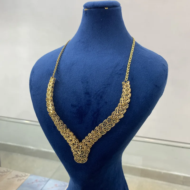 عکس مدل گردنبند طلا زنانه طرح برگ 18 عیار