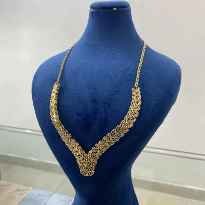 عکس مدل گردنبند طلا زنانه طرح برگ 18 عیار