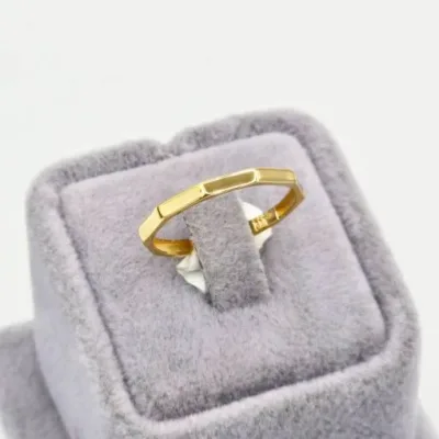 عکس انگشتر مینیمال طلا زنانه طرح چند ضلعی