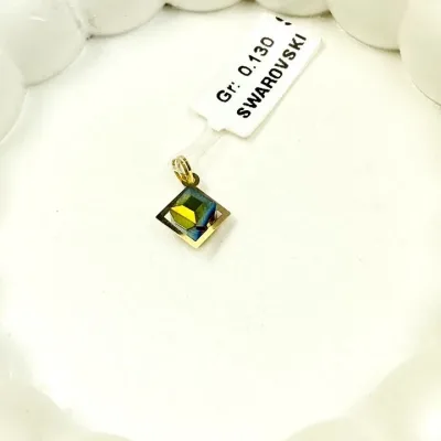 عکس پلاک طلا سواروسکی زنانه و دخترانه طرح مکعب کم وزن