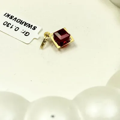 عکس گردنبند طلا سواروسکی مکعب قرمز دخترانه و زنانه