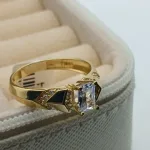 عکس مدل انگشتر طلا زنانه طرح سنگ باگت جذاب