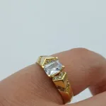 انگشتر طلا زنانه طرح سنگ باگت نگین دار 18 عیار