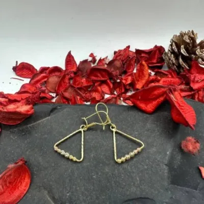 قیمت گوشواره طلا البرنادو طرح مثلثی زنانه و دخترانه 18 عیار