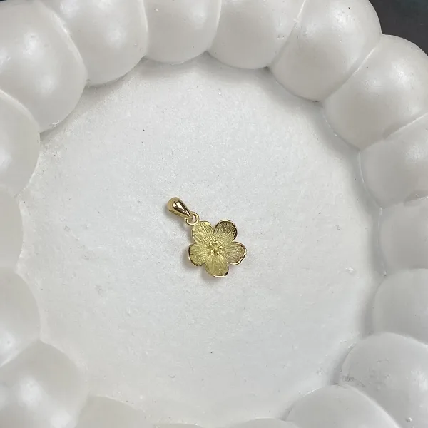مدال طلا ریخته طرح گل سبک زنانه