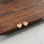 عکس مدل گوشواره میخی قلب لیزری طلا زنانه و دخترانه نمادار