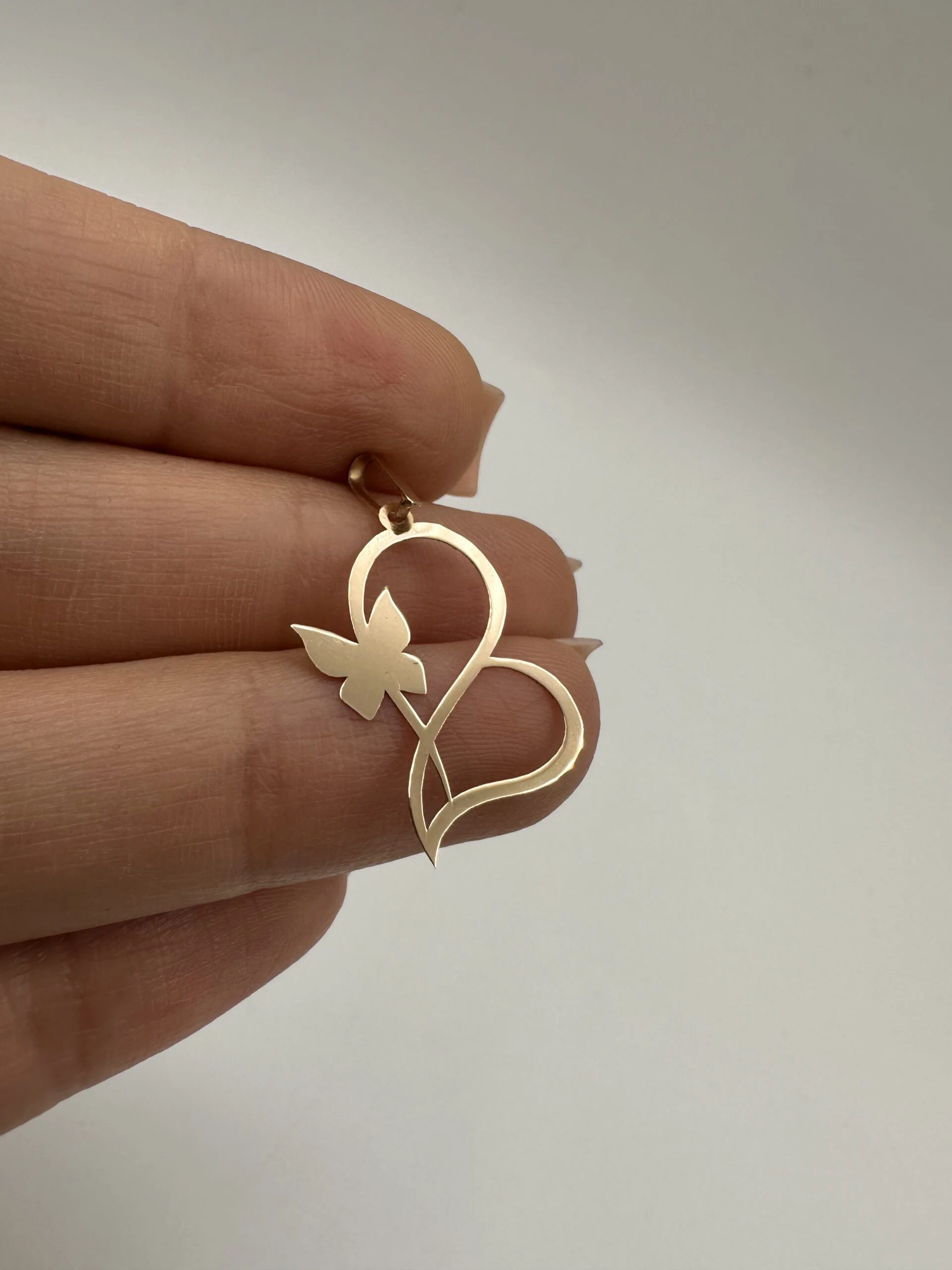 پلاک لیزری طلا پروانه و قلب زنانه و دخترانه کد 1593 SF