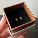 عکس مدل گوشواره میخی لیزری طلا سوپر بستنی زنانه و دخترانه 18 عیار