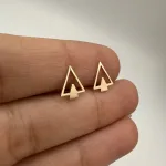 خرید گوشواره میخی لیزری طلا طرح دو مثلث با طراحی هندسی مدرن مدل زاویه دار و سبک مینیمال لوکس