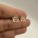 خرید گوشواره میخی لیزری طلا تاج زنانه و دخترانه 18 عیار