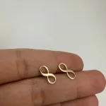 عکس گوشواره میخی لیزری طلا طرح بی نهایت زنانه و دخترانه 18 عیار