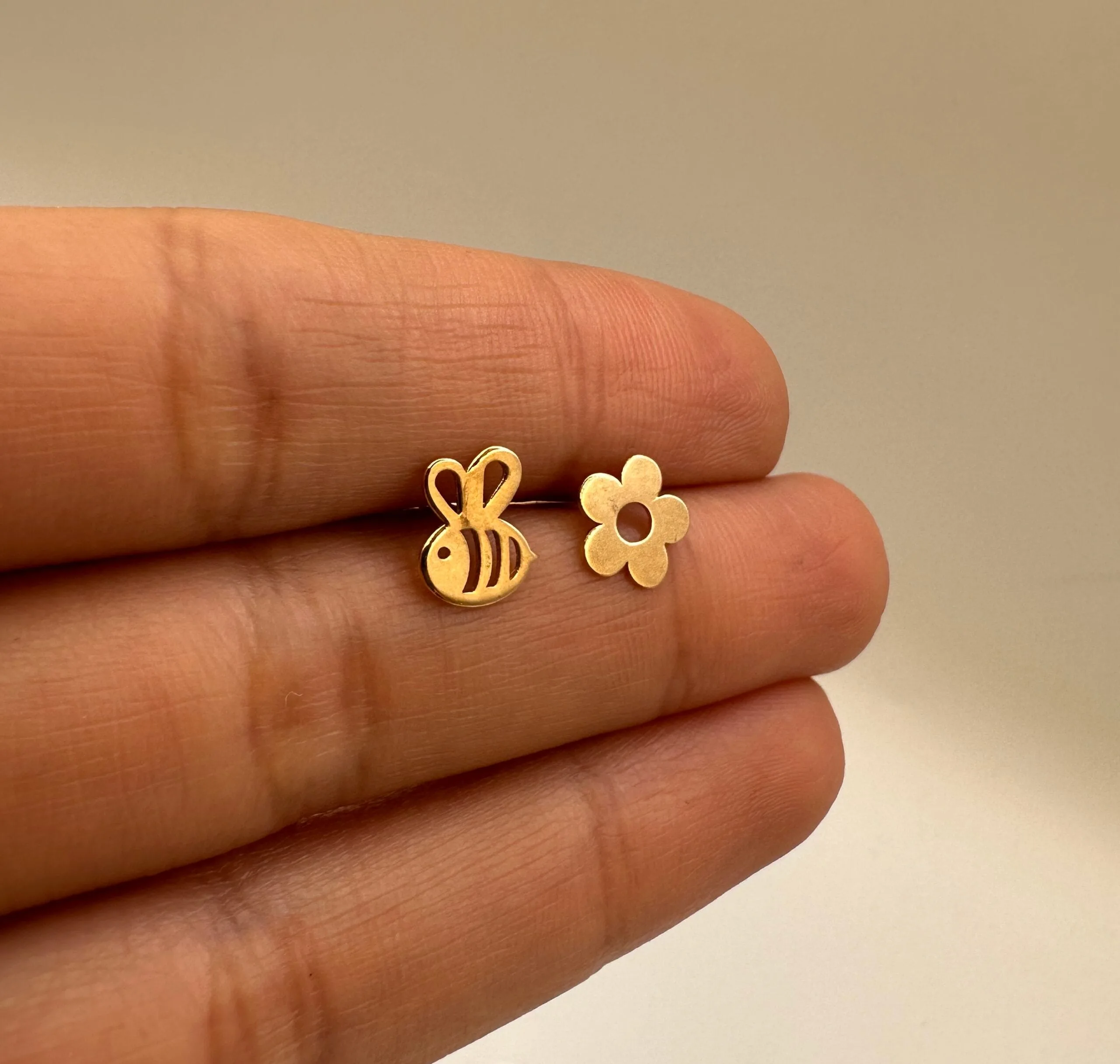 گوشواره میخی لیزری طلا زنبور و گل زنانه و دخترانه کد  SF 1756