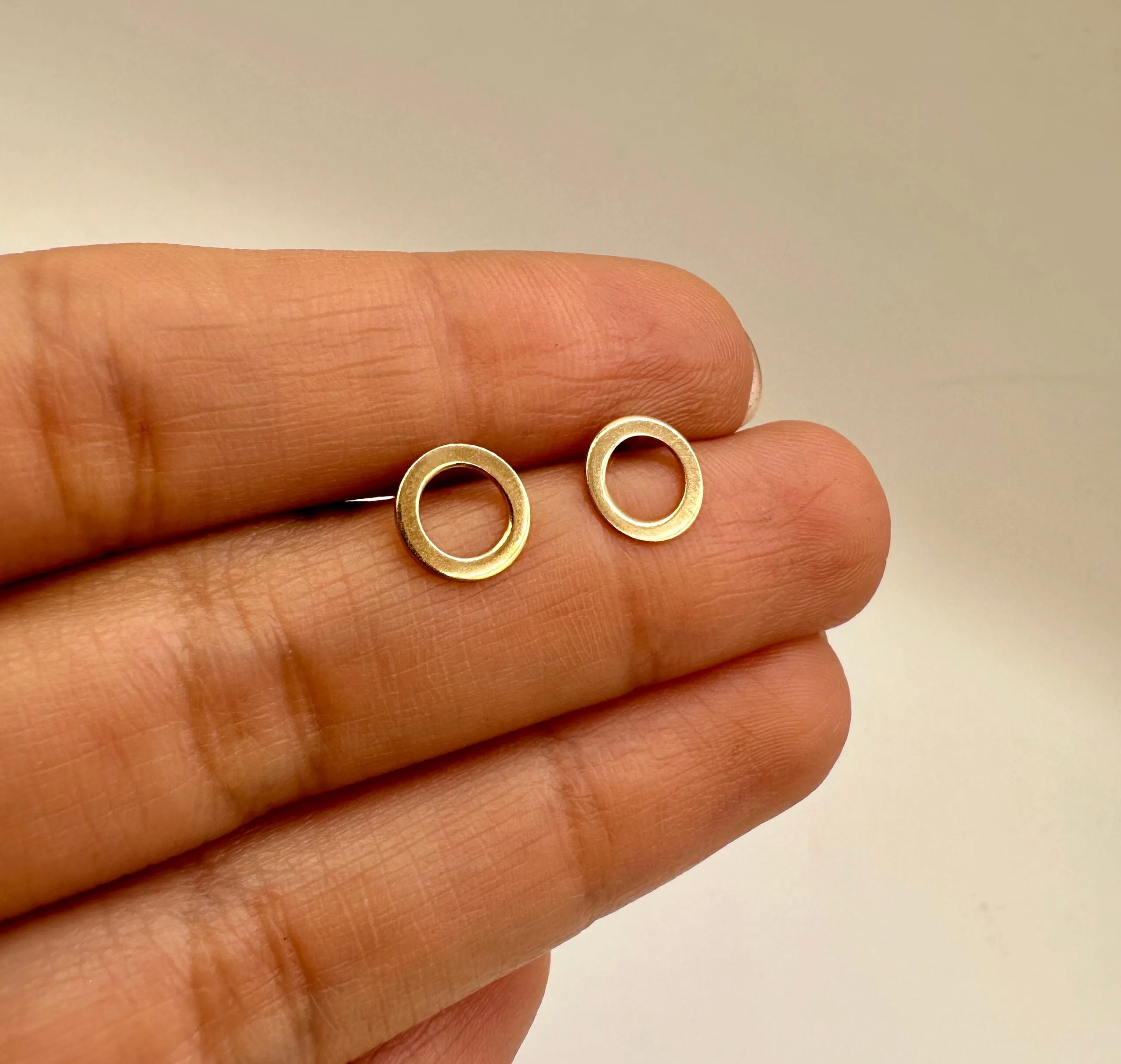 گوشواره میخی لیزری طلا دایره زنانه و دخترانه کد  SF 1758