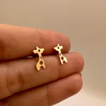 قیمت عکس گوشواره میخی لیزری طلا زرافه زنانه و دخترانه با وزن سبک