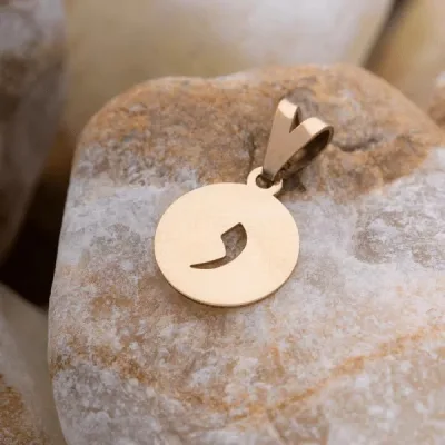 خرید پلاک لیزری طلا حرف دزنانه و دخترانه سبک