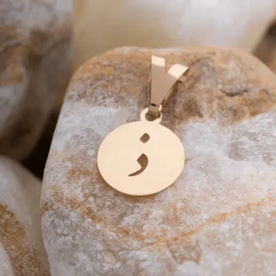 حرید پلاک لیزری طلا حرف ذ زنانه و دخترانه 18 عیار