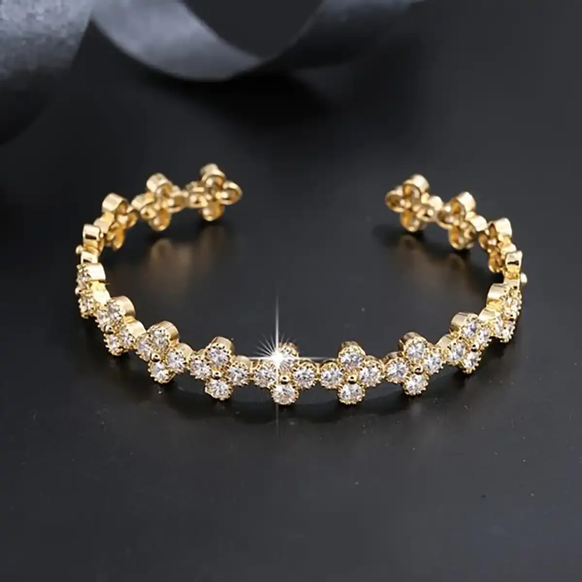 دستبند طلا نگین دار زنانه و دخترانه