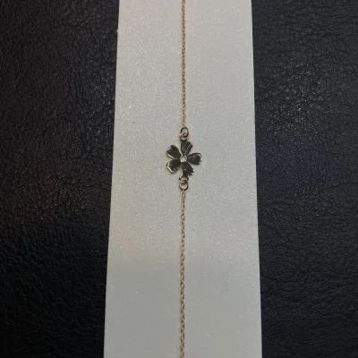 عکس دستبند طلا گل زنانه و دخترانه 18 عیار