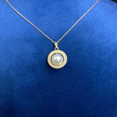 عکس پلاک طلا مروارید ورساچه زنانه و دخترانه 18 عیار