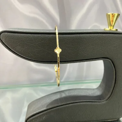 عکس دستبند طلا بنگل ساده زنانه و دخترانه 18 عیار