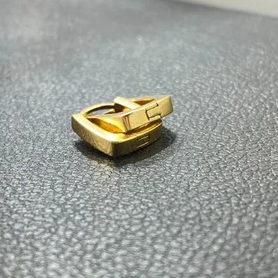 عکس گوشواره طلا حلقه‌ای مربعی‌ زنانه و دخترانه شیک