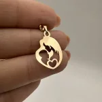 قیمت پلاک طلا لیزری طرح مادر و فرزند و قلب زنانه و دخترانه شیک و جدید زیر یک گرم و سبک
