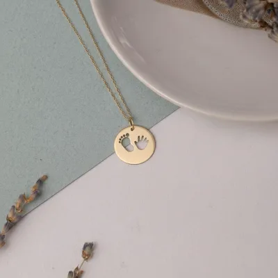 قیمت پلاک طلا لیزری طرح ردپا و دست نوزاد دختر و پسر وزن کم