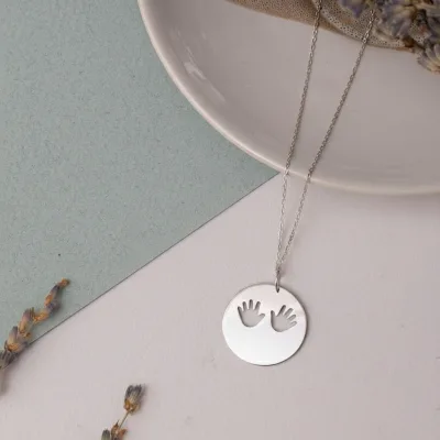 خرید پلاک طلا لیزری طرح دست نوزاد دختر و پسر 18 عیار