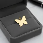 قیمت پلاک طلا لیزری طرح پروانه زنانه و دخترانه وزن کم