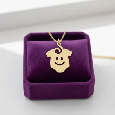 خرید پلاک طلا لیزری طرح لباس نوزاد دختر و پسر ظریف سبک