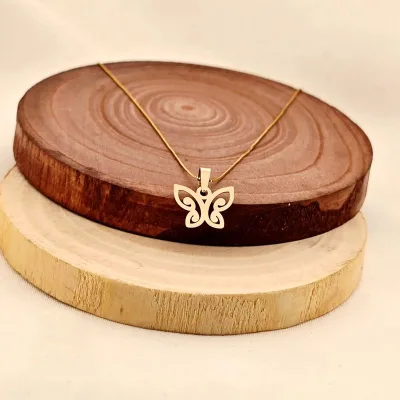 عکس پلاک طلا لیزری طرح پروانه زنانه و دخترانه شیک و جذاب