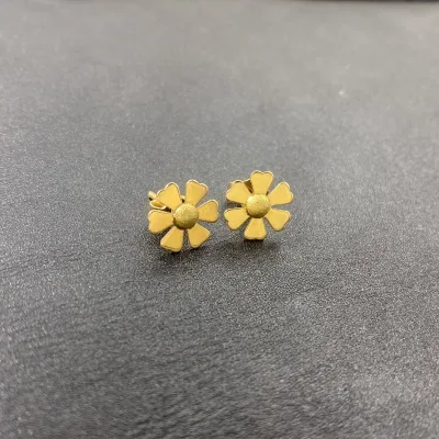 عکس گوشواره طلا دست دوم زنانه و دخترانه میخی طرح گل ظریف و مینیمال