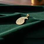 عکس پلاک لیزری طلا وان یکاد شیک و کم وزن