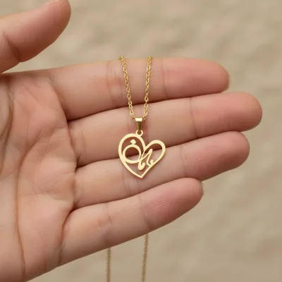 عکس پلاک طلا لیزری طرح مادر و قلب ظریف و مینیمال