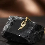 عکس مدل پلاک طلا لیزری طرح بال فرشته زنانه و دخترانه سبک و زیر 1 گرم