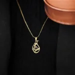 قیمت پلاک طلا ماه تولد مرداد با فونت خاص 18 عیار با وزن کم و زیر 1 گرم