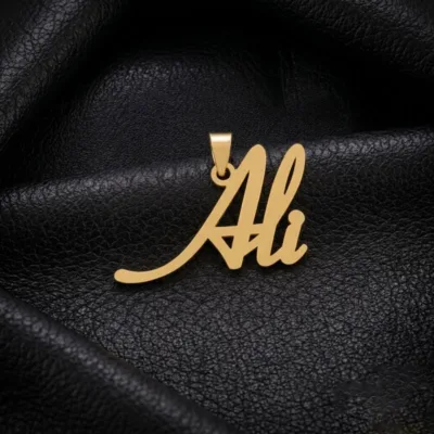 عکس مدل پلاک طلا لیزری اسم علی (Ali) 18 عیار سبک و ظریف