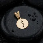 عکس مدل پلاک طلا حرف ژ با قاب دایره توپر 18 عیار سبک و زیر 1 گرم