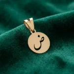 عکس مدل پلاک طلا حرف ض با قاب دایره توپر 18 عیار سبک و زیر 1 گرم