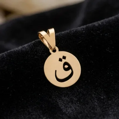 عکس مدل پلاک طلا حرف ق با قاب دایره توپر 18 عیار سبک و زیر 1 گرم