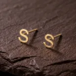 خرید گوشواره طلا میخی حرف S سبک زیر یک گرم 18 عیار
