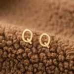 خرید گوشواره طلا میخی حرف Q سبک کمتر از یک گرم 18 عیار