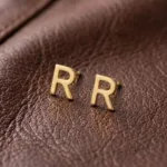خرید گوشواره طلا میخی حرف R سبک کمتر از یک گرم 18 عیار