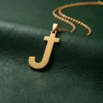 خرید پلاک طلا حرف J با فونت ساده و مینیمال 18 عیار سبک