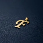 خرید پلاک طلا حرف F با فونت خاص 18 عیار شیک و سبک