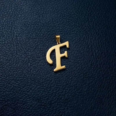 قیمت پلاک طلا حرف F با فونت خاص 18 عیار زیر یک گرم
